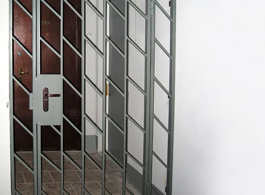 В подъездных тамбурах