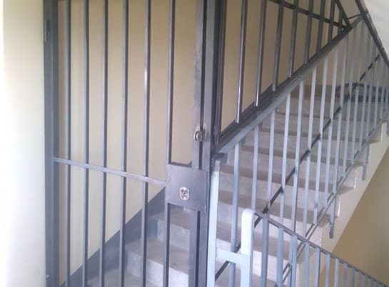 На лестничной площадке