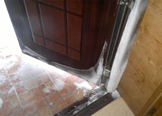 Причины промерзания дверей