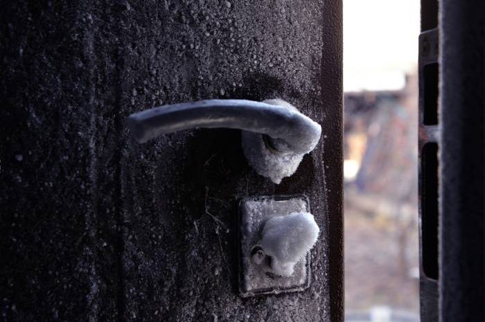 Причины промерзания входной металлической двери