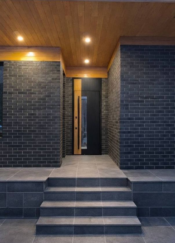 Модель входной двери в частный дом