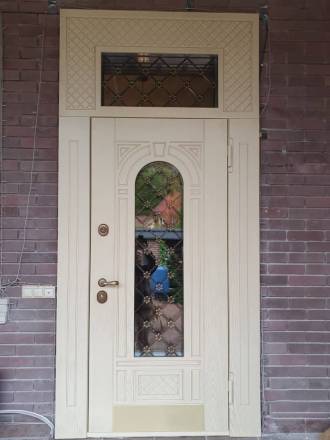 Входная термодверь с фрамугой, со стеклом и ковкой. Модель ТР-69