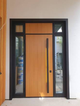 Входная группа с отделкой текстурным пластиком HPL и бугельной ручкой на полотне. Модель ТР-120.