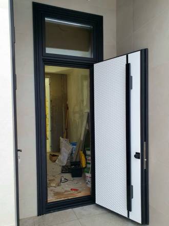 Установка двери с терморазрывом ТР-4/1  в частный дом