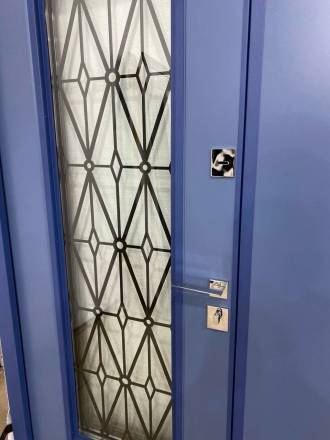 Стильная входная дверь по индивидуальному заказу в глубоком синем цвете