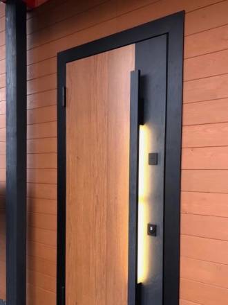 Уличная термодверь с  покрытием HPL