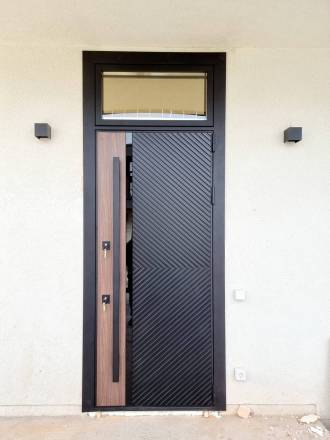 Входная термодверь с остекленной фрамугой