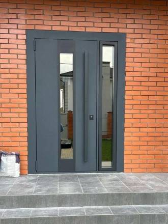 Входная дверь с вертикальной ручкой и стеклянными вставками