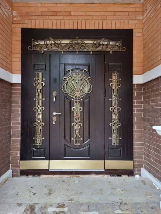 Парадная входная группа со стеклом и ковкой