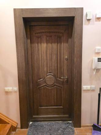 Установка входной уличной двери из массива дуба