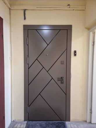 Установка входной двери в квартиру с декоративными панелями МДФ