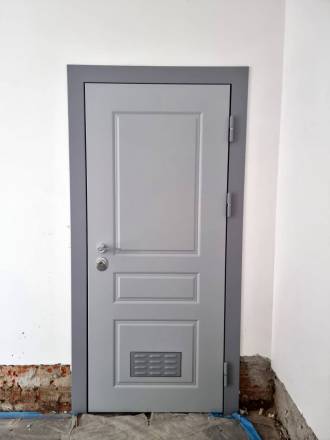 Входная дверь в котельную с регулируемой вентиляционной решеткой