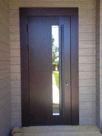 Термодверь с отделкой шпоном дуба и вертикальной ручкой