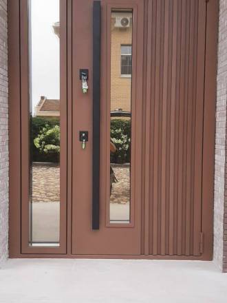 Входная термодверь в Южно-Сахалинске