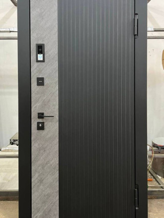 Входная дверь в квартиру с видеодомофоном Slinex