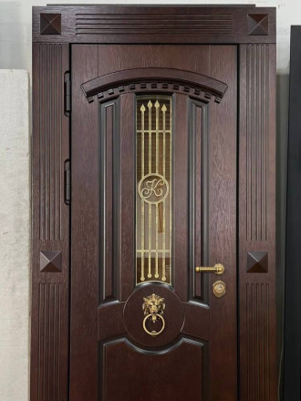 Входная дверь в лучших традициях классического стиля