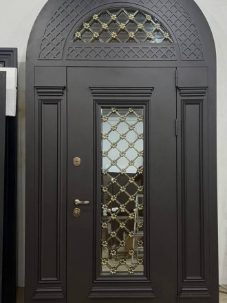 Парадная арочная дверь