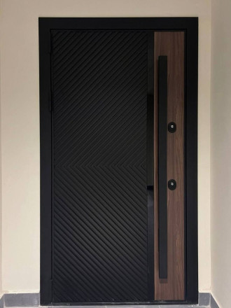 Стальная дверь в квартиру с вертикальной бугельной ручкой и композитной отделкой дверного полотна – фото