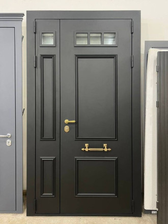 Двупольная входная дверь с необычным решением - фото