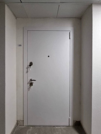 Белая глянцевая дверь для новостройки - фото после работ