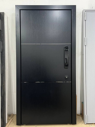 Темная дверь с молдингом - фото после установки