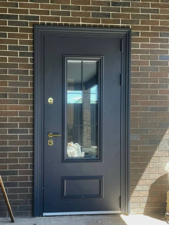 Входная дверь со стеклом и металлобагетами - фото после монтажа