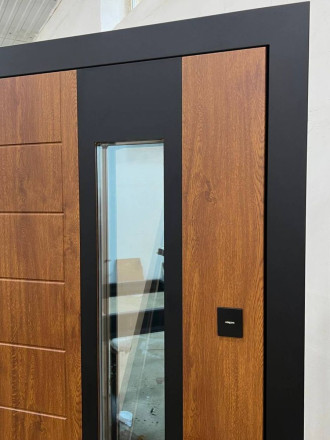 Входная уличная дверь со стеклом в цвете золотой дуб ТР-29 - фото