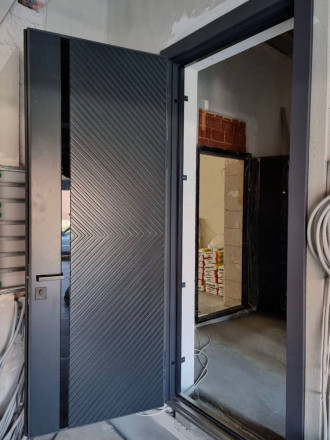 Дверь с дизайном внутренней панели - фото после установки