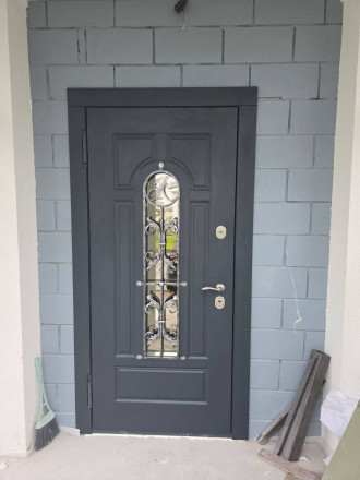 Входная уличная термодверь со стеклом и кованой решеткой