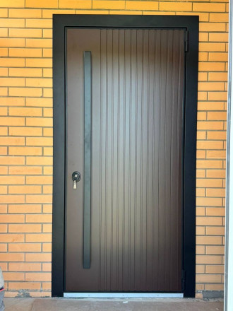 Уличная дверь Термо с вертикальной ручкой – фото после монтажа