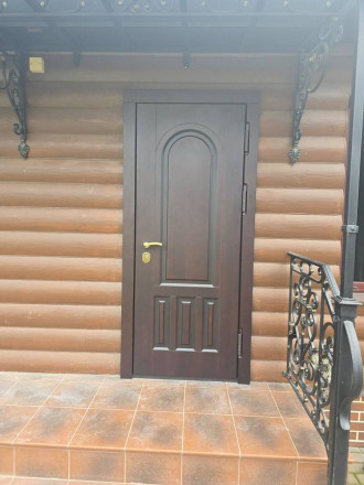 Дверь в гостевой домик