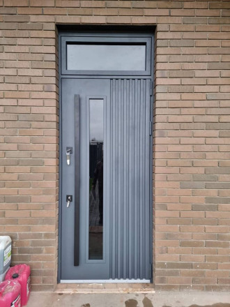 Уличная термодверь с остекленной фрамугой - портфолио