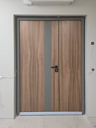 Двухстворчатая дверь в офис  – фото после монтажа