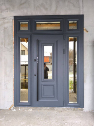 Входная группа с пятью стеклопакетами – фото проекта