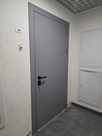 Входная квартирная дверь с зеркалом — фото проекта