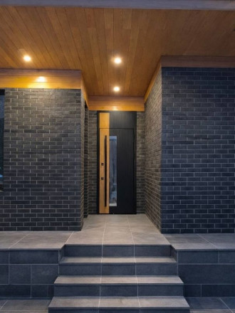 Входная дверь с дубовым шпоном — финальный штрих фасада