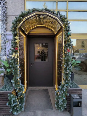 Входная дверь для кафе «Розмарин» в Москве