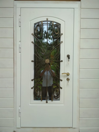 Уличная термодверь со стеклом и ковкой