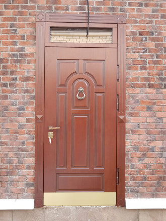 Уличная термодверь с фрамугой