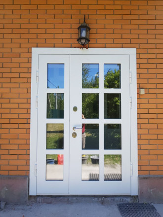 Двустворчатая термодверь в проеме