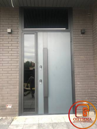 Парадная дверь с электронным замком и вертикальной ручкой