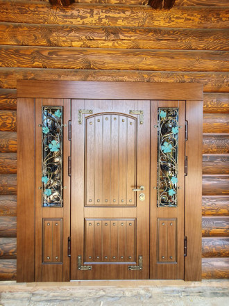 Двустворчатая парадная дверь с боковой вставкой