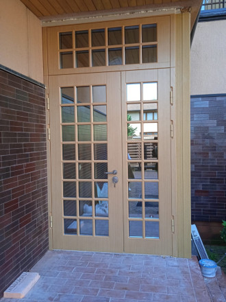 Парадная уличная дверь со стеклом.