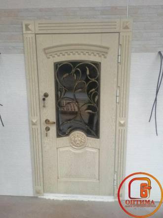 Парадная дверь в классическом стиле с резным львом и ковкой – фото