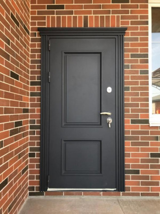 Уличная термодверь с металлофиленкой и карнизом