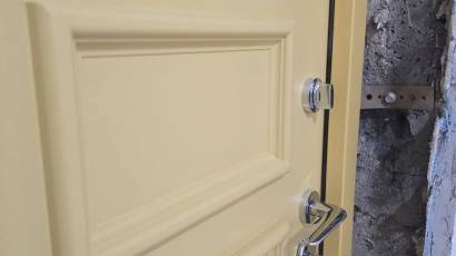 В квартиру — Входная дверь в квартиру установлена в Москве ул. Народная. 
Внешняя и внутренняя отделка полотна МДФ панелями с объемными багетами из массива дуба. — фото